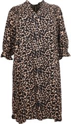 Plussize leopardmønstret skjortekjole med knapper og 3/4-ærmer til moderne hverdagstøj.