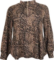 Plussize bluse med leopardprint og lynlås ved halsen, trendy design, velegnet til moderne hverdagsgarderobe.