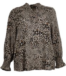 Leopardprintet bluse i plussize med krave og lange ærmer, ideel til både hverdags- og festbrug.