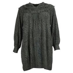 Plussize kjole med leopardprint, rynket krave og lange ærmer, velegnet til hverdagsbrug og tilgængelig i store størrelser.