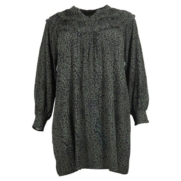 Plussize kjole med leopardprint, rynket krave og lange ærmer, velegnet til hverdagsbrug og tilgængelig i store størrelser.