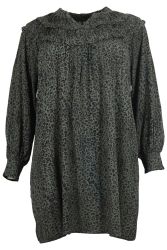 Plussize kjole med leopardprint, rynket krave og lange ærmer i afslappet pasform.