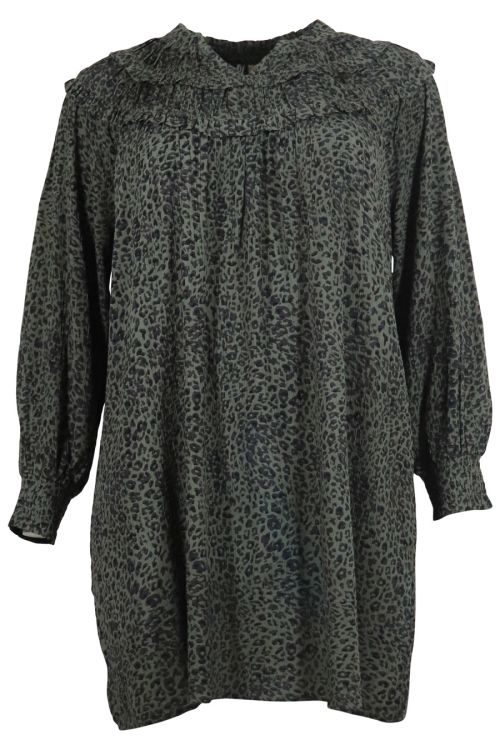 Plussize kjole med leopardprint, rynket krave og lange ærmer i afslappet pasform.