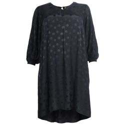 Sort prikket plussize kjole med 3/4 ærmer og rund halsudskæring, velegnet til festlige lejligheder.