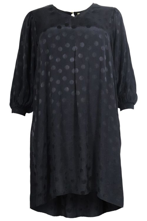 Sort plussize kjole med prikmønster, lange ærmer og rund halsudskæring, egnet til festlige lejligheder.