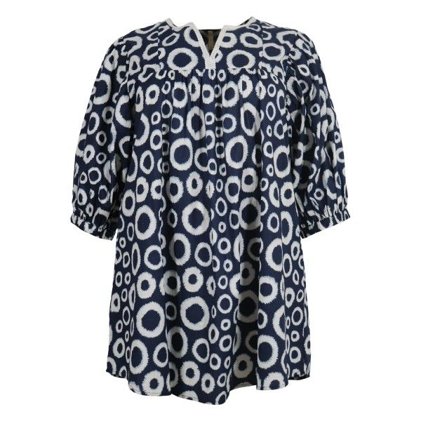 Plus size bluse med blå og hvid cirkelmønster, 3/4 ærmer og V-udskæring, moderne design til hverdag og fest.