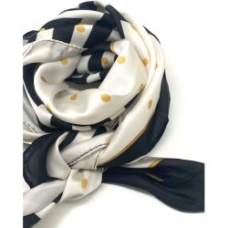 Elegant tørklæde i sort, hvid og guld med prikmønster, ideelt til accessorisering af plussize outfit.