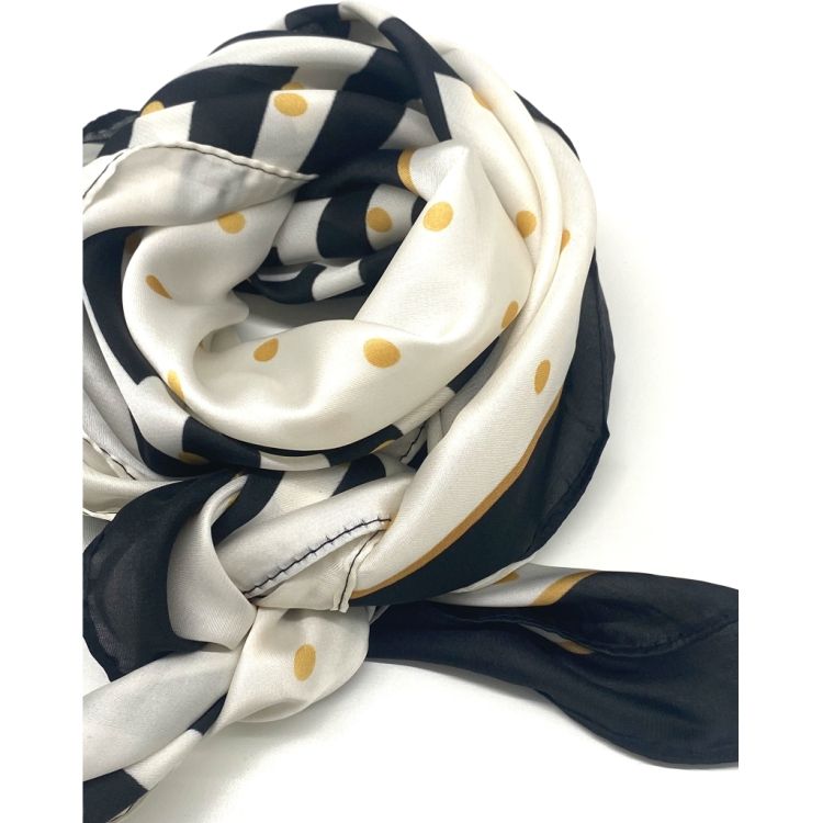 Elegant tørklæde i sort, hvid og guld med prikmønster, ideelt til accessorisering af plussize outfit.