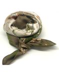 Designer tørklæde i lyse og grønne nuancer med mønster, elegant bundet og præsenteret på hvid baggrund.