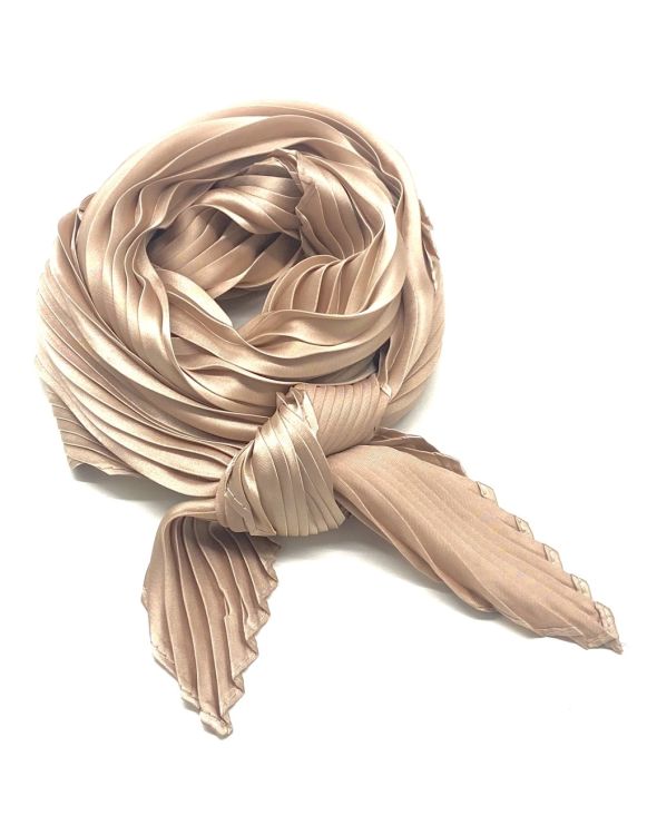 Elegant beige silketørklæde med plisseret design, perfekt til accessorisering af plus-size outfittet.