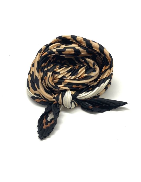 Tørklæde i beige, brun og sort mønster, let twistet og præsenteret på hvid baggrund.