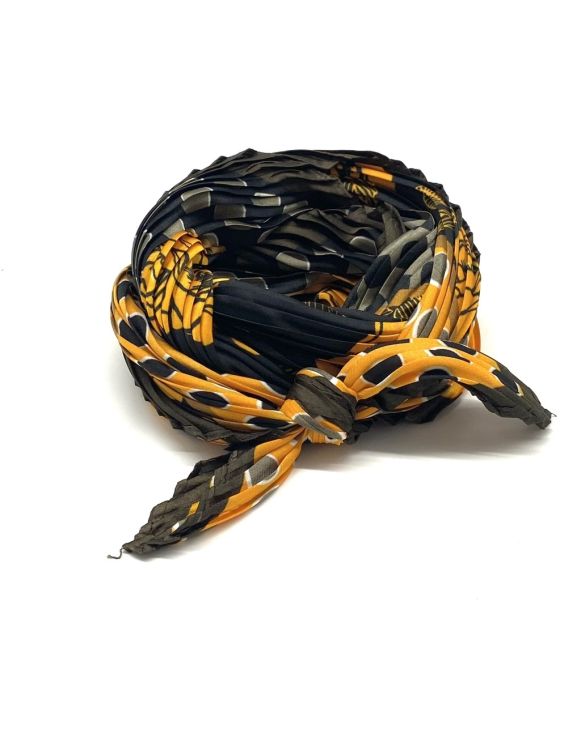 Tigerprint tørklæde i sort og gul, flerfarvet design med twist på hvid baggrund.