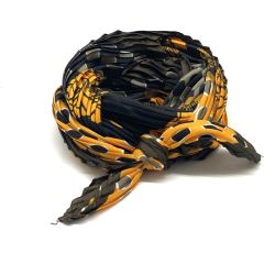 Sort og orange mønstret tørklæde i let materiale, perfekt til tilføjelse af farve og stil til enhver påklædning.