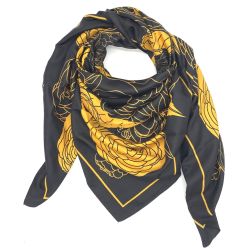 Sort og gul tørklæde med blomstermønster og linjedetaljer, elegant tilbehør til plus size mode.