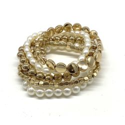 Armbånd i lag med hvide perler og gyldne kugler, modesmykker til tilbehørssamlingen.