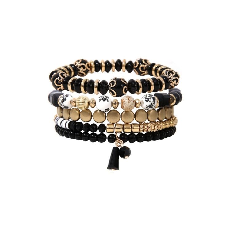 Armbåndssæt med blandede sort- og guldfarvede perler med dekorative mønstre og kvastvedhæng.