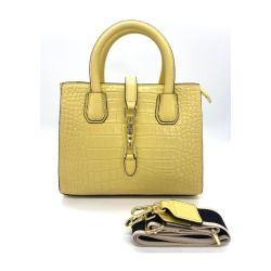 Gul krokodillepræget håndtaske i læderlook med aftagelig skulderrem og detaljer i guld.