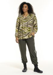Studio zebra-stribet bluse med plussize cargo-bukser og sorte støvler for moderne hverdagsstil.