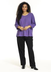 Lilla Studio strikbluse parret med sorte bukser og støvler – moderne plussize outfit.