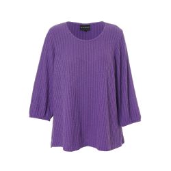 Lilla Studio plus-size bluse med plisséeffekt og trekvartærmer, velegnet til stilfuldt hverdagstøj.