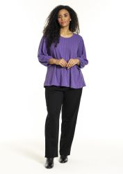 Studio plussize lilla top med peplum-effekt og sorte bukser. Stylish hverdagstøj i komfortabelt design, størrelse 42-56.