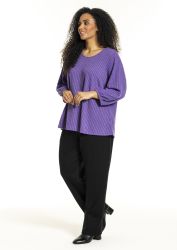 Plussize lilla Studio tunika med vertikale striber og sort bukser, perfekt til en smart konturstil.