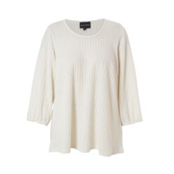 Creamfarvet Studio plussize strikbluse med trekvartærmer og rund halsudskæring, isoleret på hvid baggrund.