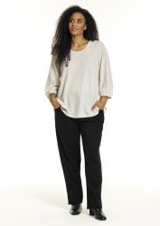 Moderne outfit med Studio stripet bluse og sorte bukser, perfekt til både kontor og afslappet brug.