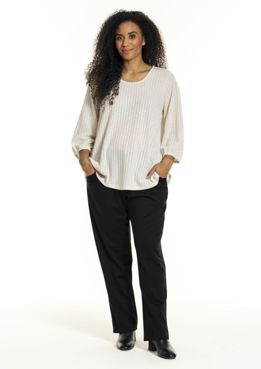 Studio plussize strikbluse i creme og elegante sorte bukser til enhver lejlighed. Komfortabelt og stilfuldt outfit.