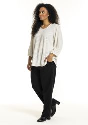 Studio-stribet bluse og sorte bukser i plussize, perfekt til både afslappet og kontorbrug.
