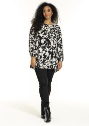 Plussize Studio tunika i sort og hvidt mønster med matchende sorte slim-fit bukser og elegante ankelstøvler.