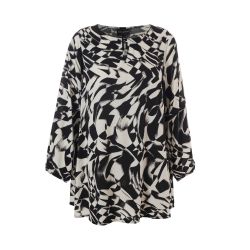 Studio plussize kjole i sort og hvidt grafisk mønster med langærmer og rund halsudskæring.