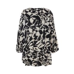 Studio plussize tunika med grafisk sort-hvid mønster og trekvartærmer, perfekt til moderne hverdagslook. Fri fragt ved køb over 699 DKK.