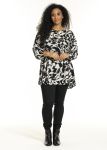 Studio mønstret tunika med trekvartærmer og sort leggings til plussize.