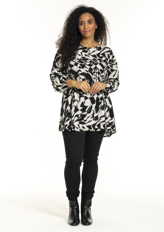 Studio mønstret tunika med trekvartærmer og sort leggings til plussize.
