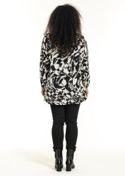 Plussize Studio bluse med grafisk mønster og sorte bukser