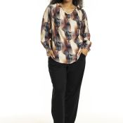 Studio mærkeskjorte i abstrakt print kombineret med sorte bukser og enkle sko for et elegant look