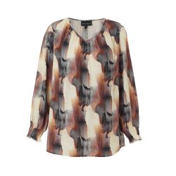 Studio plussize bluse i abstrakt mønster, v-hals og lange ærmer med elastikkant. Perfekt til moderne garderobe.