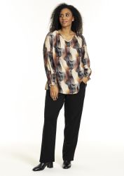 Studio plussize printed bluse og sorte bukser til hverdagsbrug, præsenteret på hvid baggrund