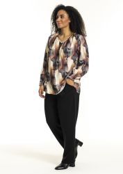 Plussize Studio bluse med abstrakt mønster og sorte bukser på hvid baggrund, ideelt til moderne kontor- eller aftengarderobe.