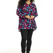 Farverig Studio tunika med cirkelmønster kombineret med sorte leggings og ankelstøvler. Stilfuldt tøjvalg til plussize.