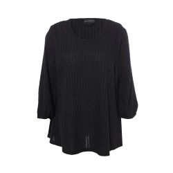 Sort Studio plussize bluse i let stof med diskrete lodrette striber, langærmet design og afrundet kant.