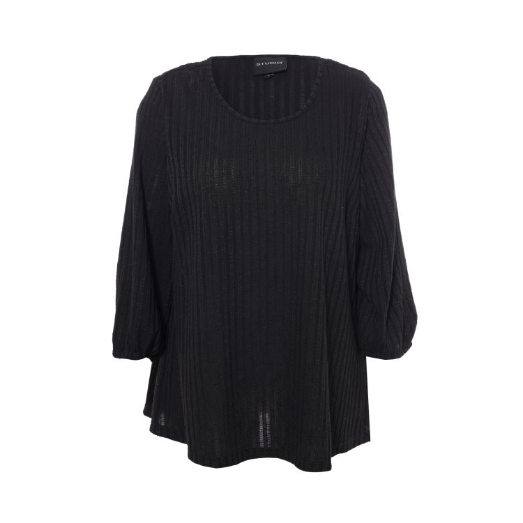 Sort Studio plussize bluse i let stof med diskrete lodrette striber, langærmet design og afrundet kant.