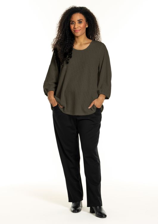 Studio plissébluse i olivengrøn og sorte klassiske bukser til plussize - moderne, stilfuld til hverdag eller arbejde.