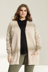 Beige plussize cardigan med mønster, præsenteret på model over sort skjorte og olivengrønne bukser. Stilren og moderne efterårsbeklædning.