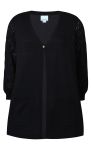 Sort plussize cardigan med V-hals, dekorative mønstre på ærmerne og forlommer, designet af Zhenzi.