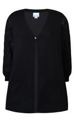 Sort plussize cardigan med V-hals, dekorative mønstre på ærmerne og forlommer, designet af Zhenzi.
