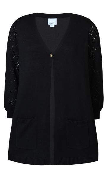 Sort plussize cardigan med V-hals, dekorative mønstre på ærmerne og forlommer, designet af Zhenzi.