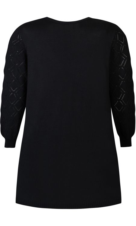 Sort plussize kjole med dekorative mønstre på ærmer, ideel til hverdag og fest, vises mod neutral baggrund.