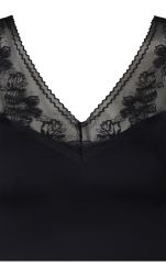 Sort bluse med blomstermønstret blondehynde og V-udskæring, velegnet til festligt og stilfuldt plussize outfit.